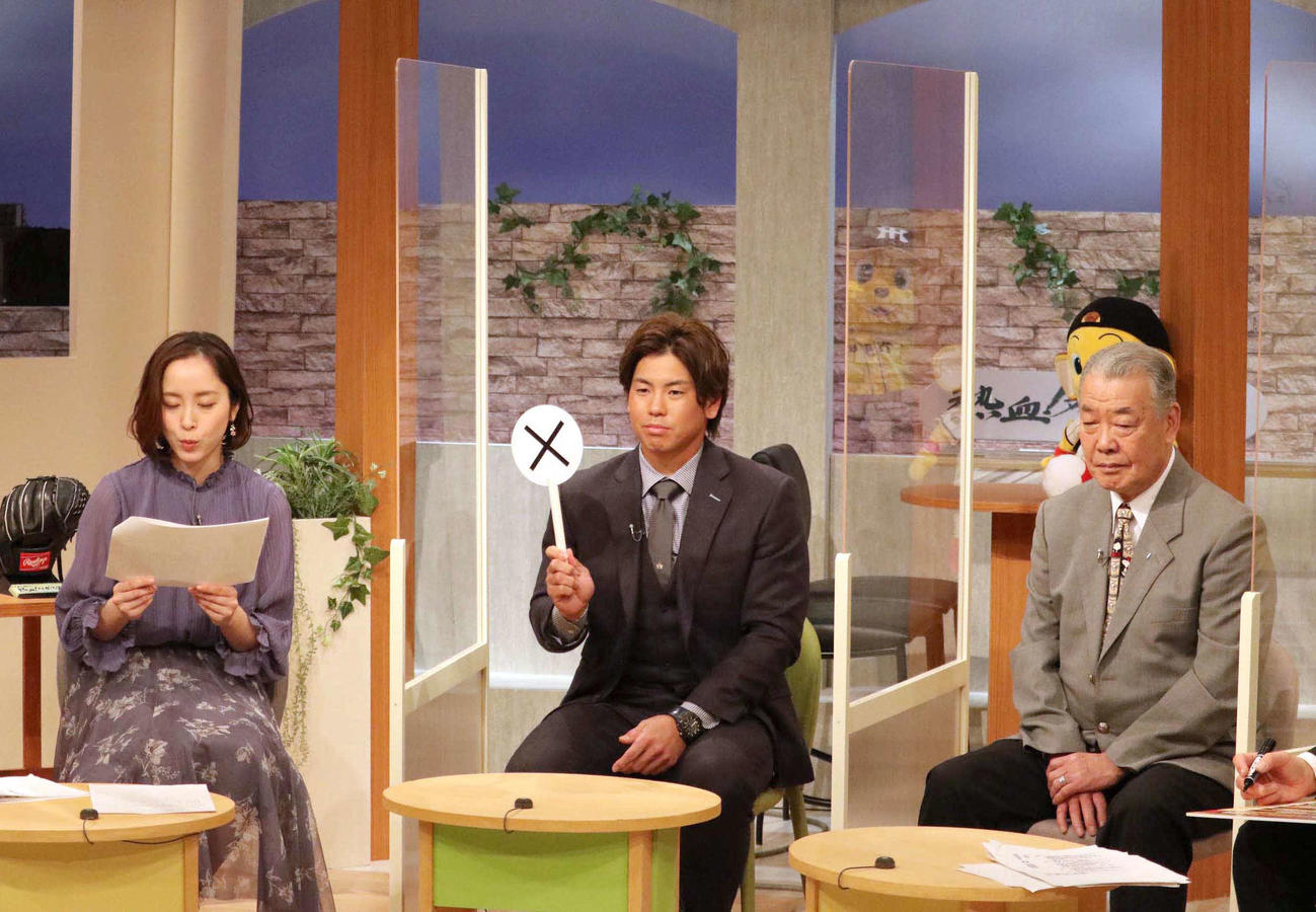 「熱血!タイガース党」に出演した阪神・梅野隆太郎（中央）（球団提供）