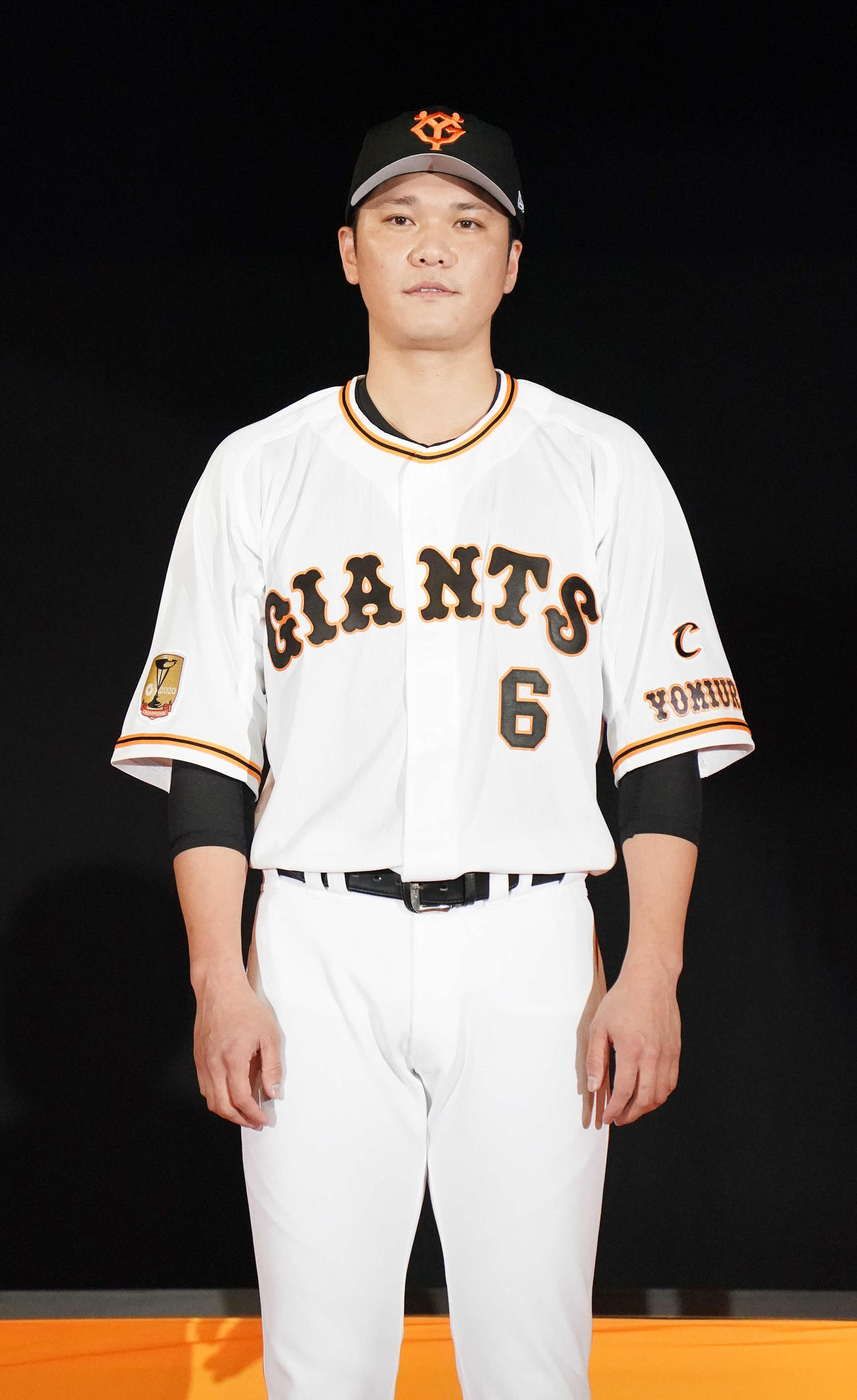 巨人シーズン感謝祭で新ユニホームを発表する坂本（撮影・江口和貴）