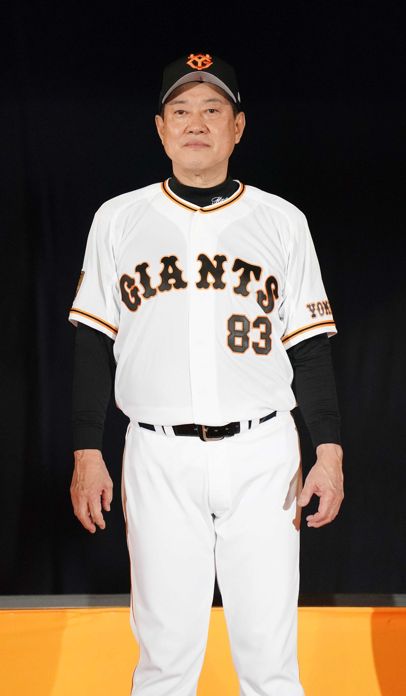 巨人シーズン感謝祭で新ユニホームを発表する原監督（撮影・江口和貴）