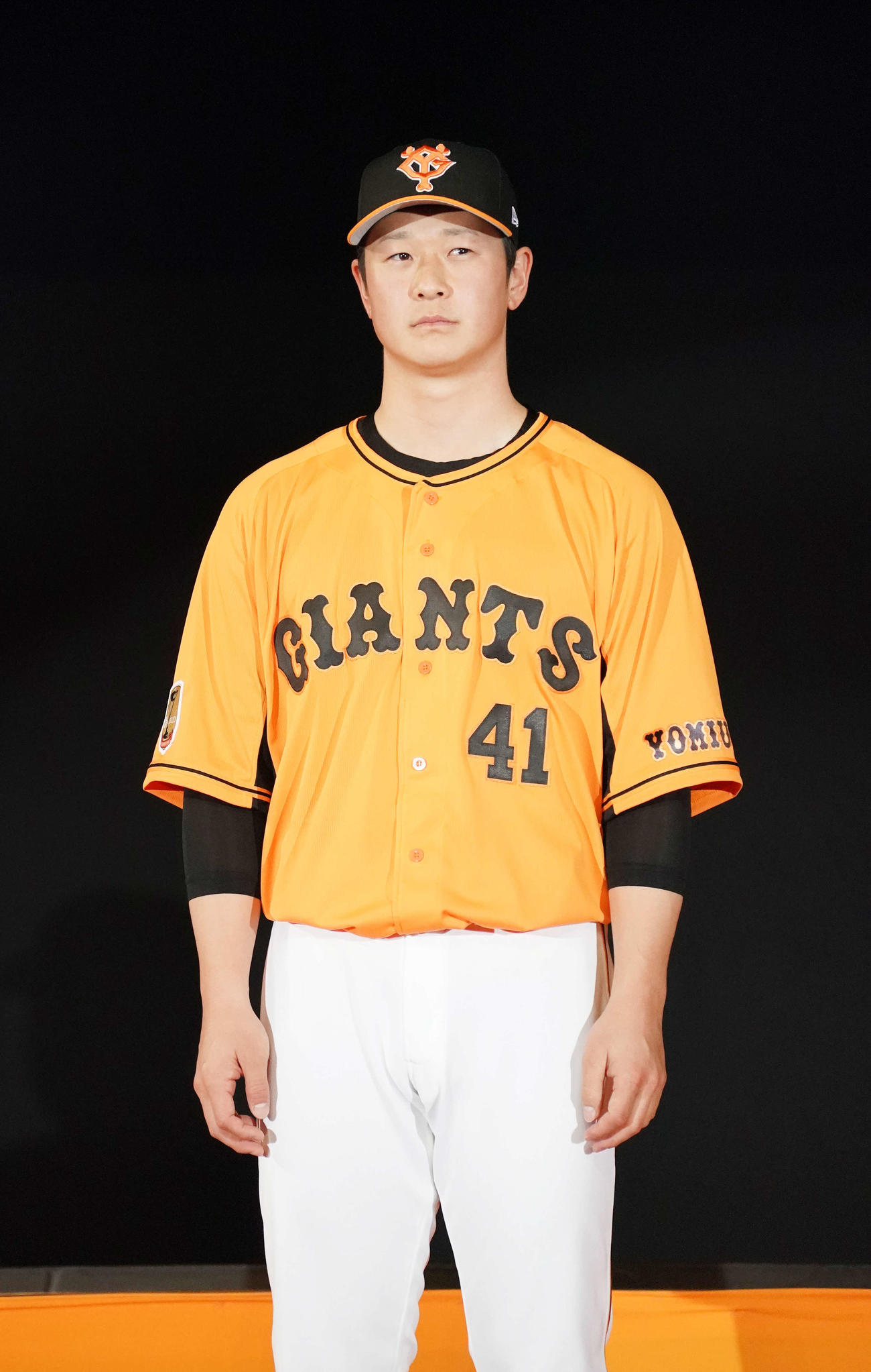 巨人シーズン感謝祭で新ユニホームを発表する中川（撮影・江口和貴）