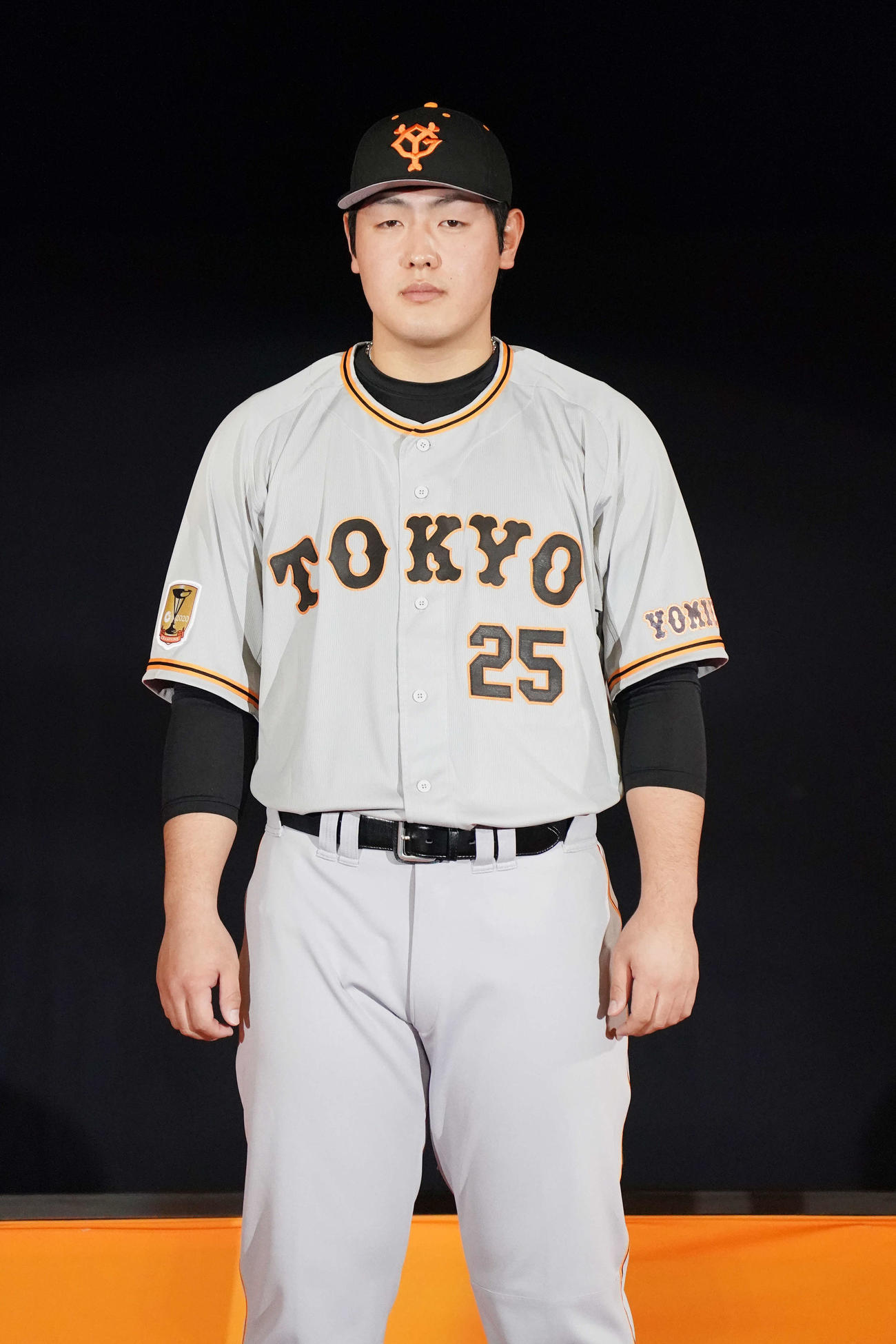 巨人シーズン感謝祭で新ユニホームを発表する岡本（撮影・江口和貴）