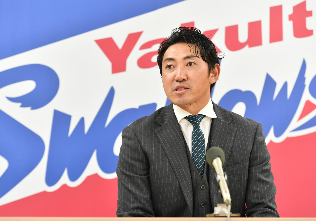 ヤクルトへの入団会見を行った内川聖一（代表撮影）
