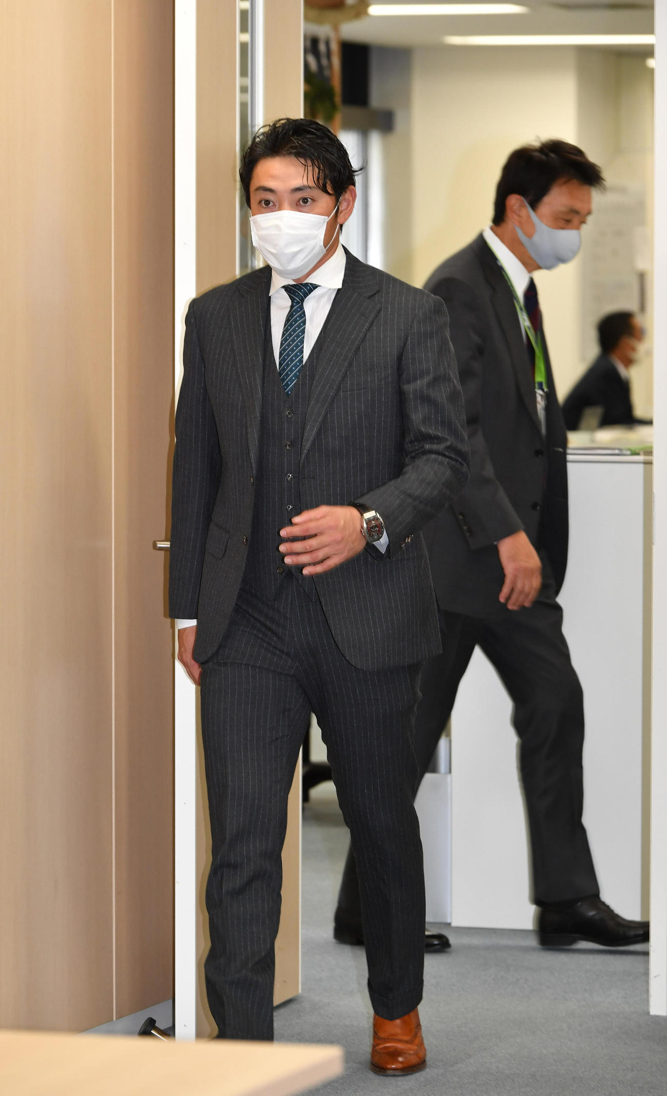 入団会見の会場に現れた内川聖一。後方は小川淳二GM（代表撮影）