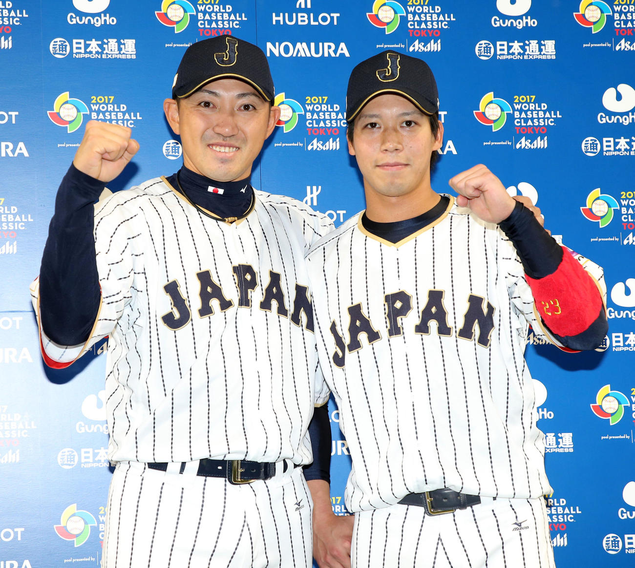 17年3月、WBC2次ラウンド日本－キューバ戦後、山田(右）と2ショットで笑顔を見せる内川