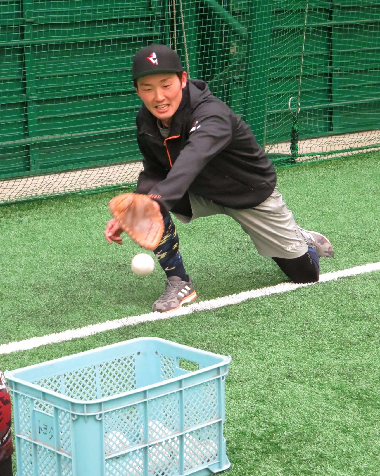 今年1月の自主トレで、平らなミットでボールをカゴに入れる源田