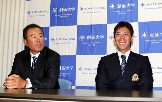 2012年10月25日、ドラフト会議でヤクルトから2位指名を受けた小川泰弘（右）と会見する創価大・岸監督