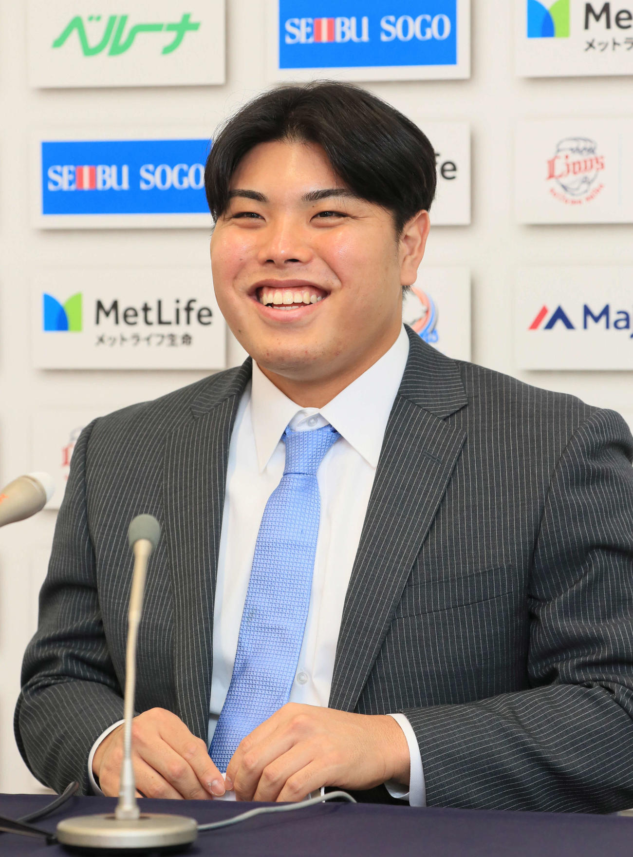 契約更改を終え笑顔で会見する西武平良（代表撮影）