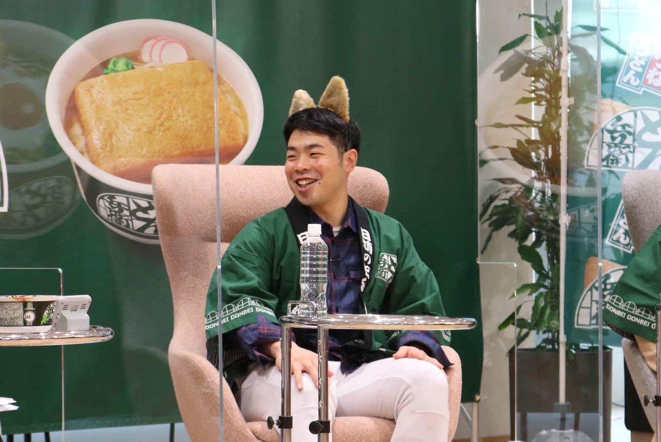 イベントでキツネの耳をつけて笑顔を見せる日本ハム近藤（球団提供）
