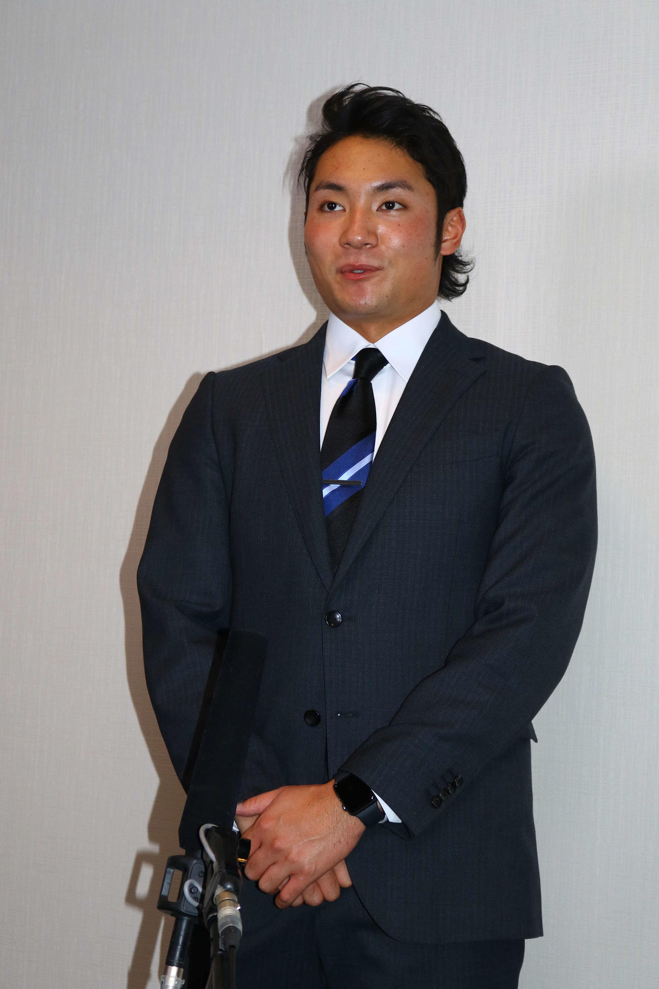 球団と本契約し、取材に臨む日本ハムドラフト1位の伊藤（代表撮影）