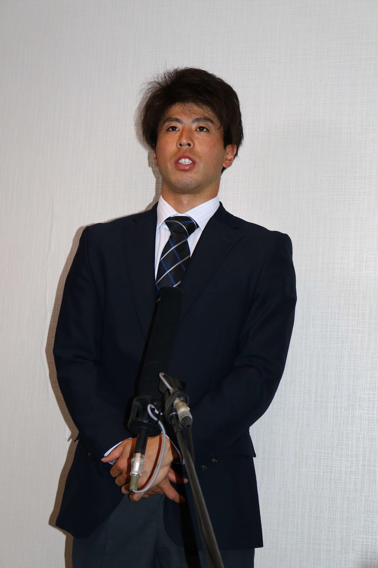 球団と本契約し、取材に臨む日本ハムドラフト2位の五十幡（代表撮影）