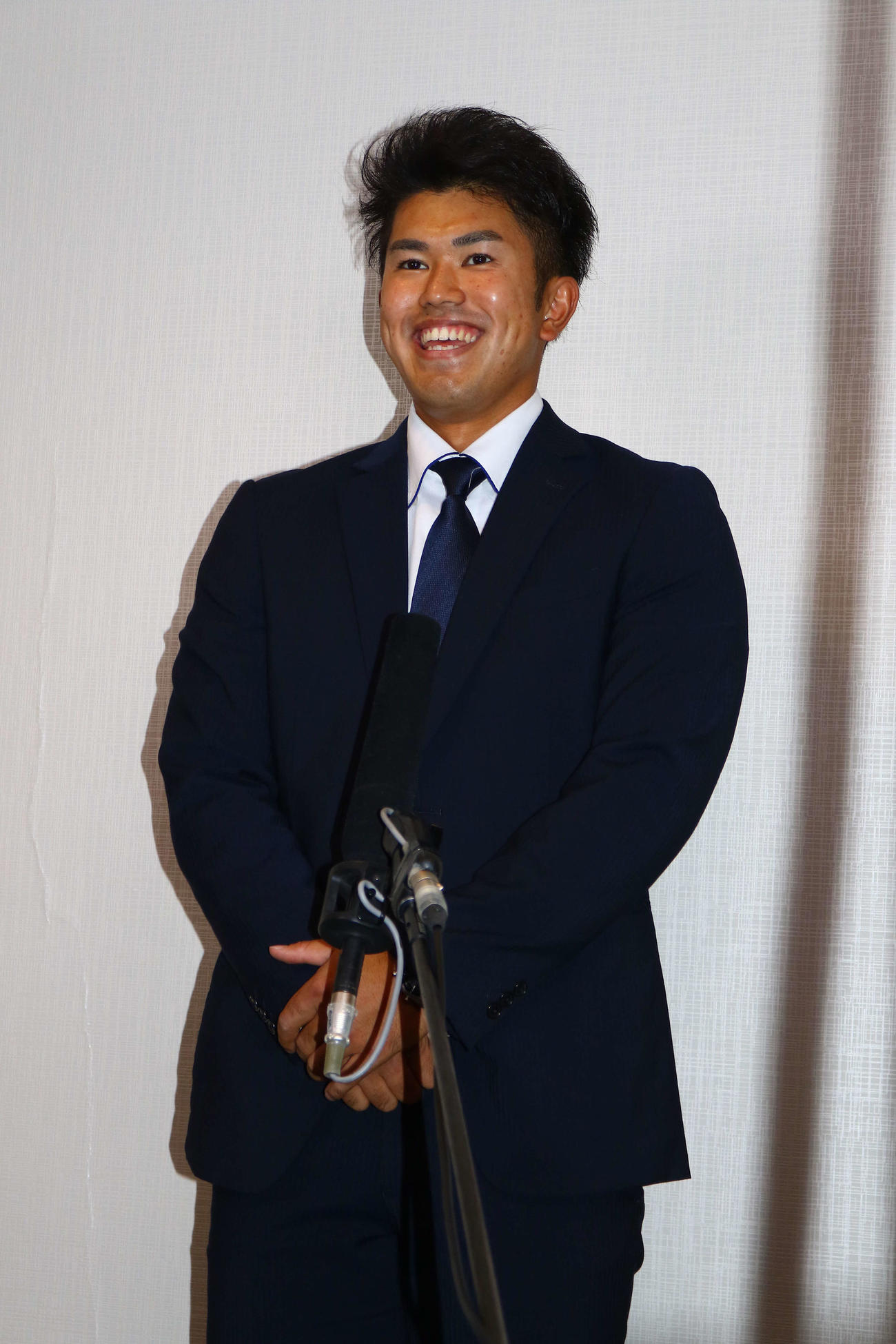 球団と本契約し、取材に臨む日本ハムドラフト6位の今川（代表撮影）