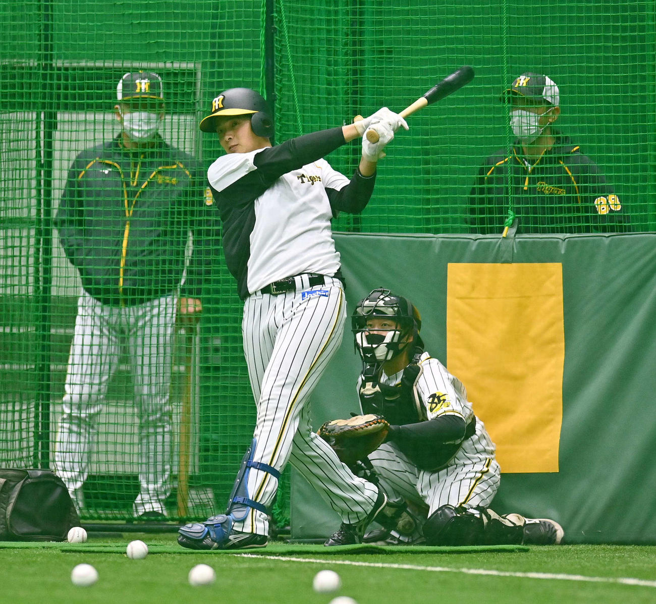 矢野監督（右）と井上コーチのチェックを受けながら打撃練習をする井上（2020年10月17日撮影）