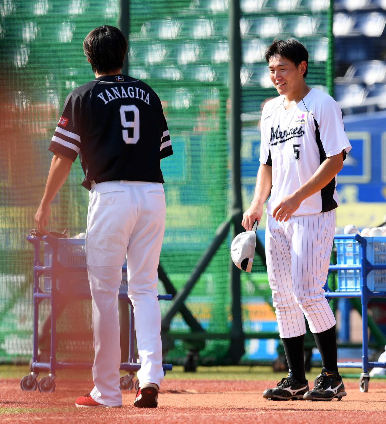 ソフトバンク柳田（左）にあいさつするロッテ安田（2020年8月18日撮影）
