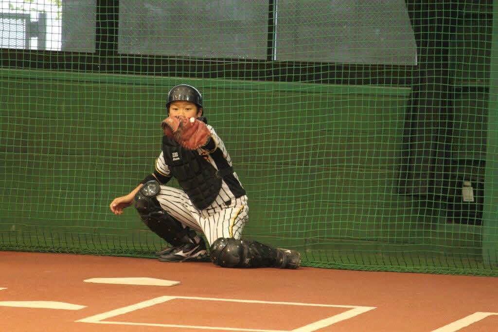 小学6年時に阪神タイガースジュニアに選出された阪神佐藤輝だが、右肘故障のため捕球のみのプレーにとどまった（家族提供）