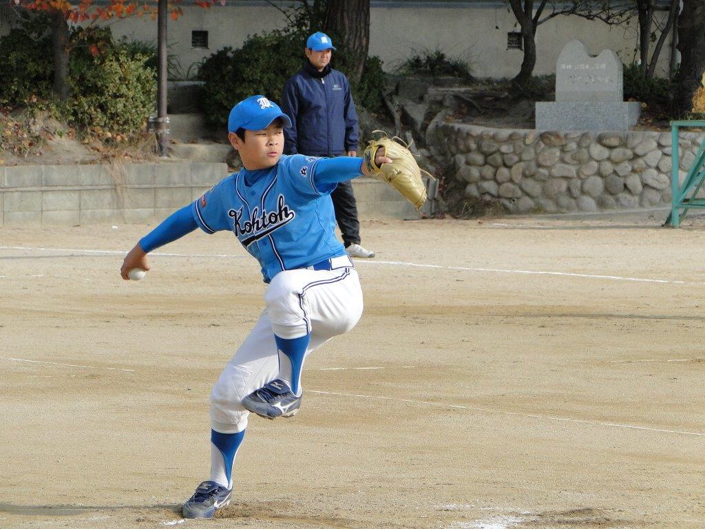 甲東ブルーサンダース時代は投手と捕手でプレーした阪神佐藤輝（家族提供）