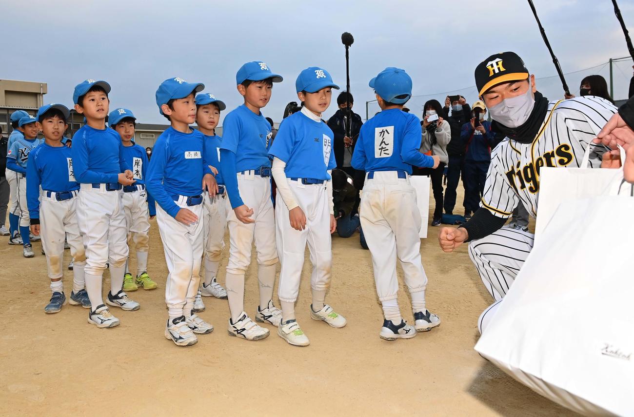 甲東ブルーサンダースナインに記念品を手渡す阪神ドラフト1位の佐藤輝明（撮影・上田博志）