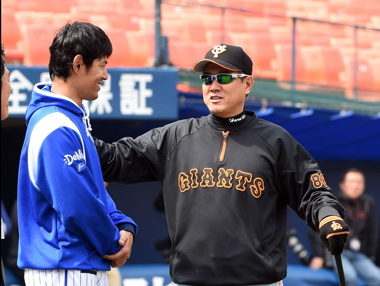 15年3月、試合前、巨人原監督（右）にあいさつするDeNA井納