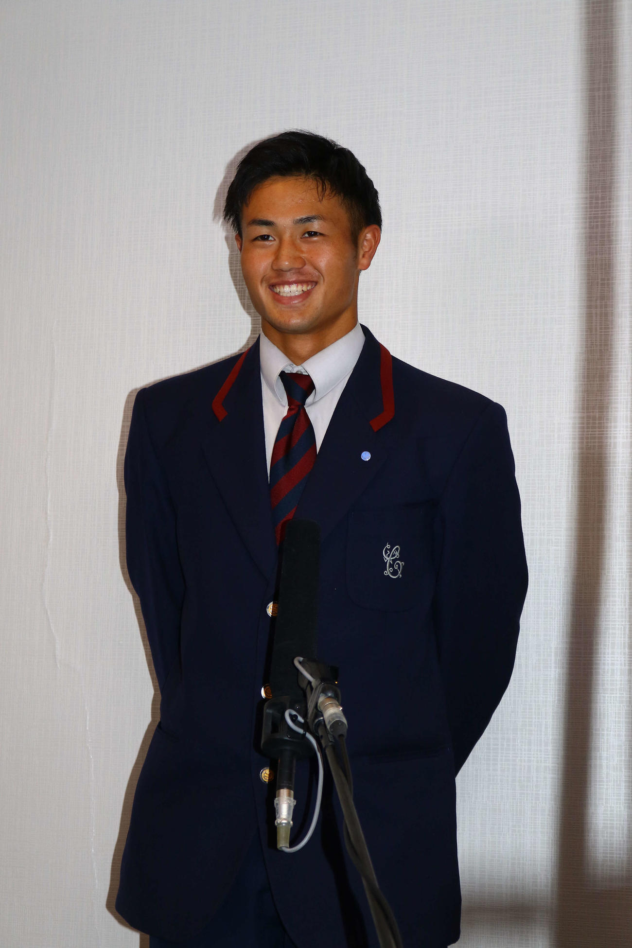 球団と本契約し、取材に臨む日本ハムドラフト4位の細川（代表撮影）