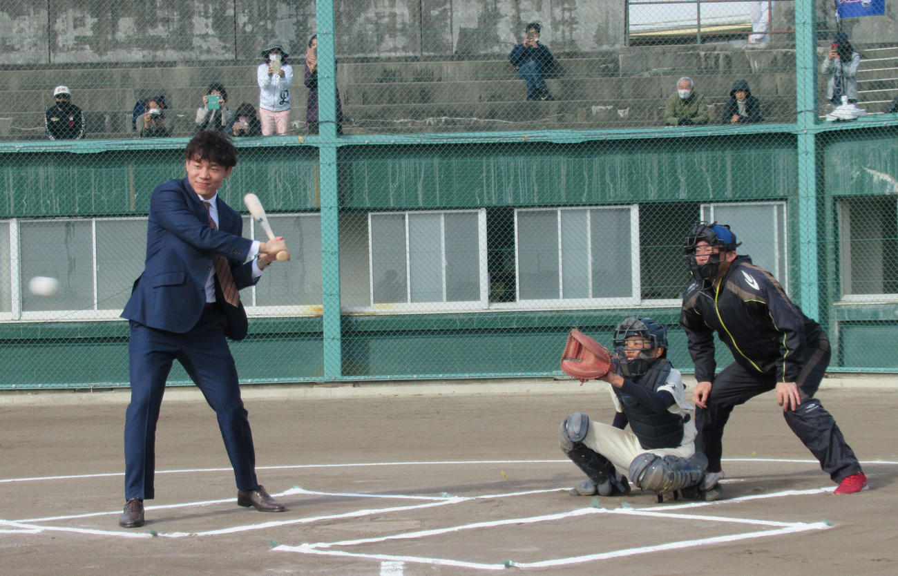 大島洋平杯軟式少年野球大会決勝で始打式の打席に立つ中日大島（撮影・伊東大介）