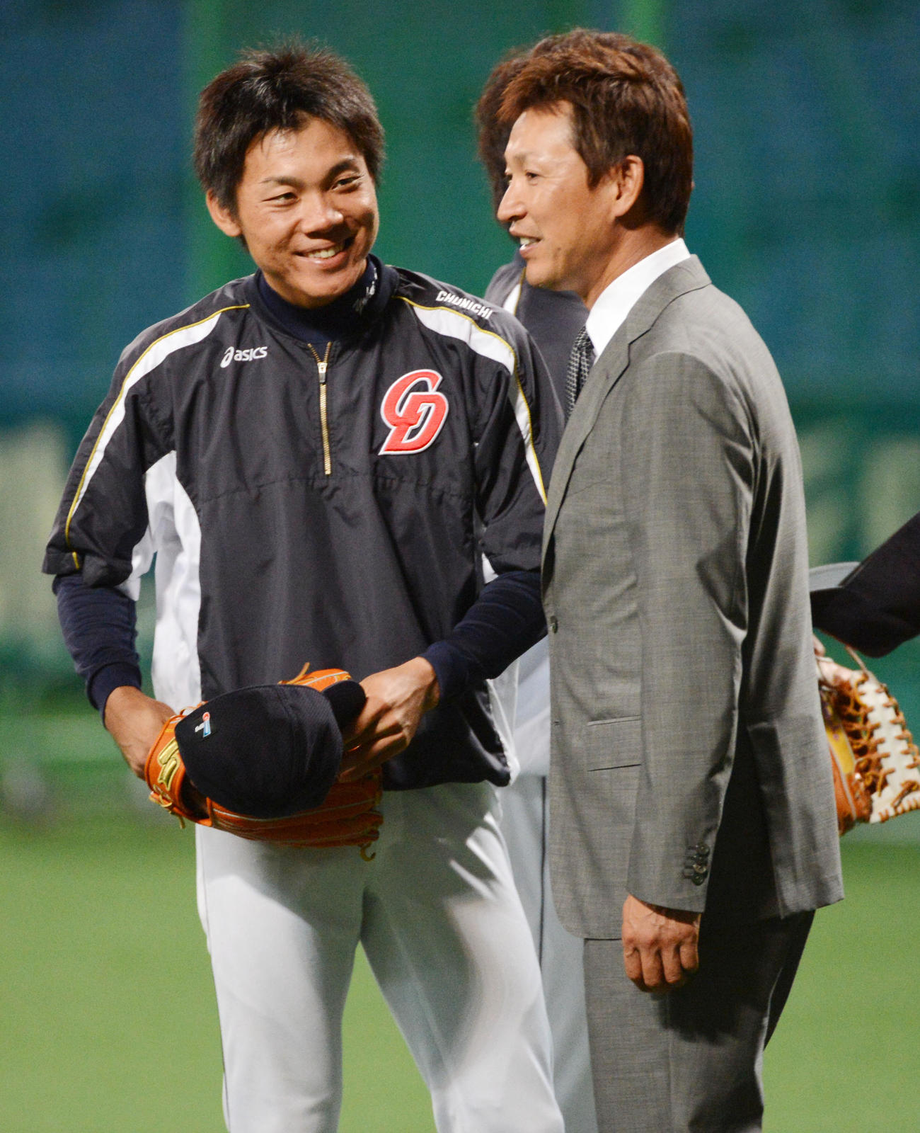 13年3月、立浪氏（右）と話す中日大島