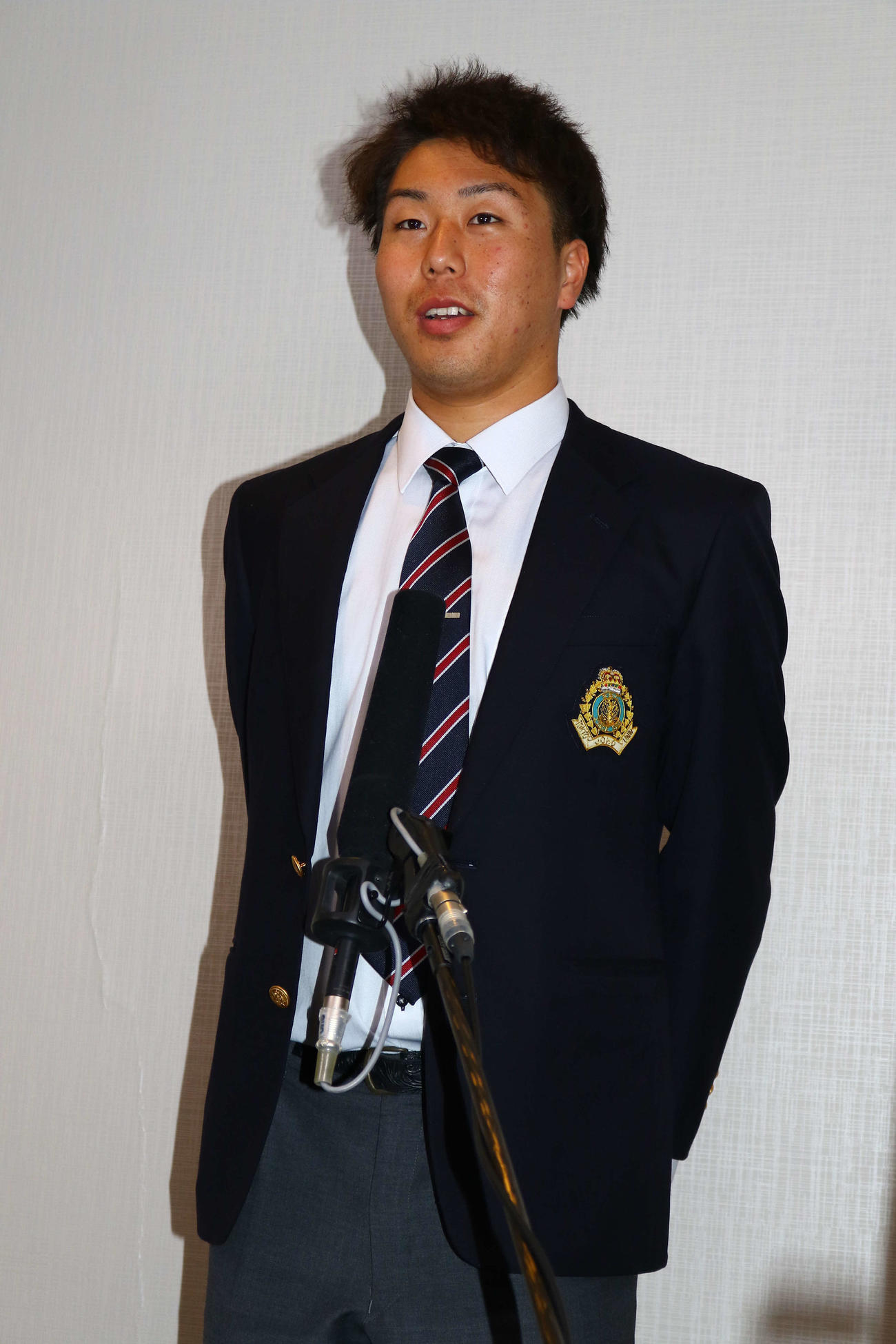 球団と本契約し、取材に臨む日本ハム育成2位の斉藤（代表撮影）