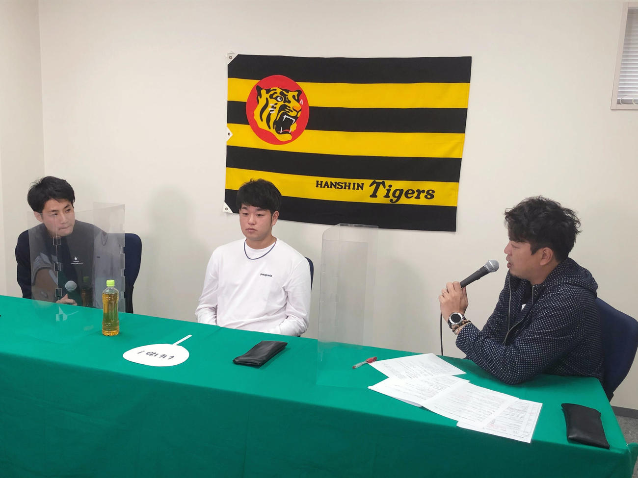 阪急交通社主催のオンライントークショーに参加した阪神木浪（左）と高橋（中央）（球団提供）