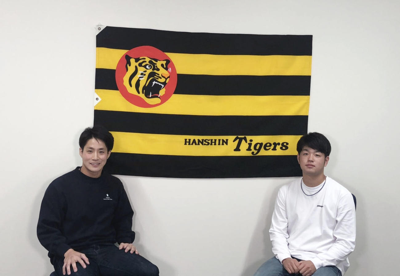 阪急交通社主催のオンライントークショーに参加した阪神木浪聖也（左）と高橋遥人（球団提供）