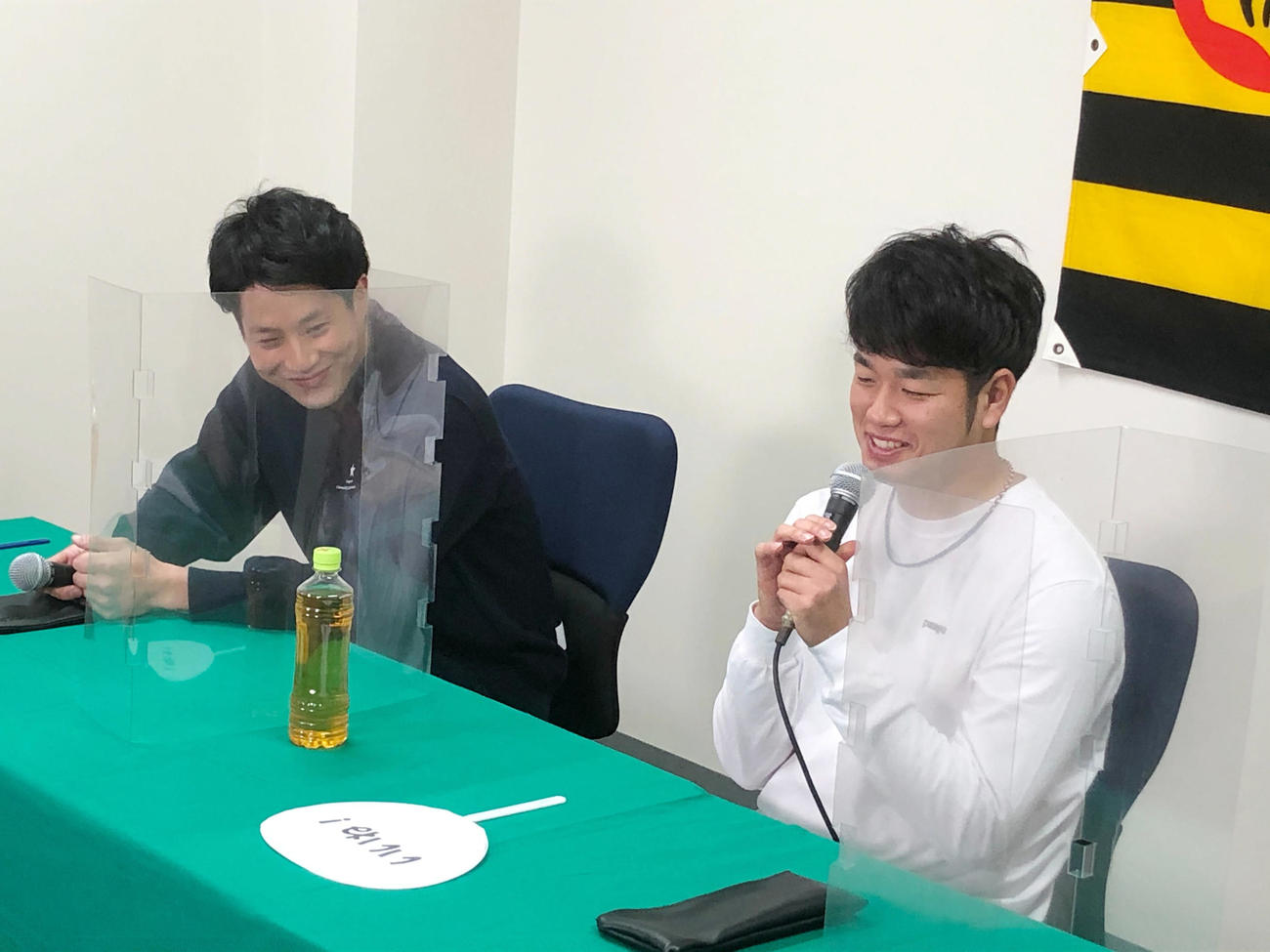 阪急交通社主催のオンライントークショーに参加した阪神木浪聖也（左）と高橋遥人（球団提供）