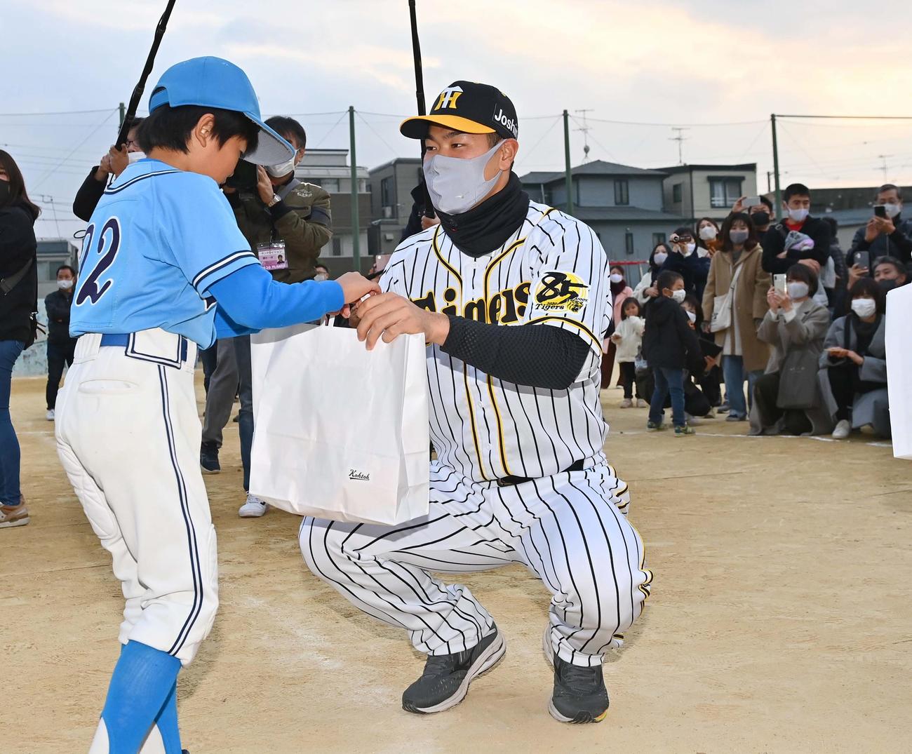 甲東ブルーサンダースナインに記念品を手渡す阪神ドラフト1位の佐藤輝明（撮影・上田博志）