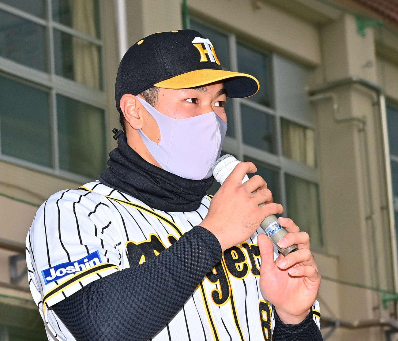 出身チームである甲東ブルーサンダース壮行会であいさつする阪神ドラフト1位の佐藤輝明（撮影・上田博志）