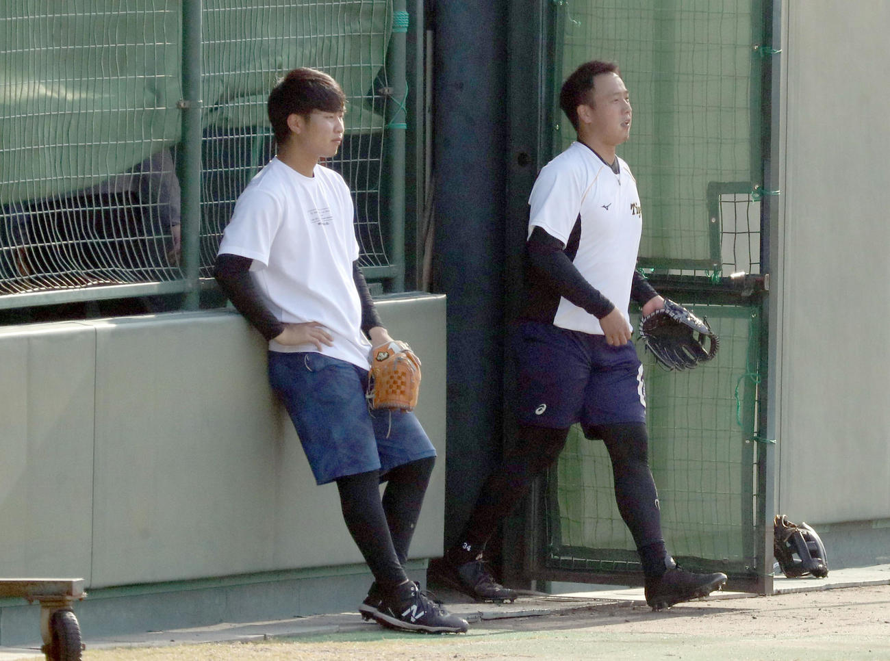 ブルペン投球を終えた谷川昌希。左は牧丈一郎（代表撮影）