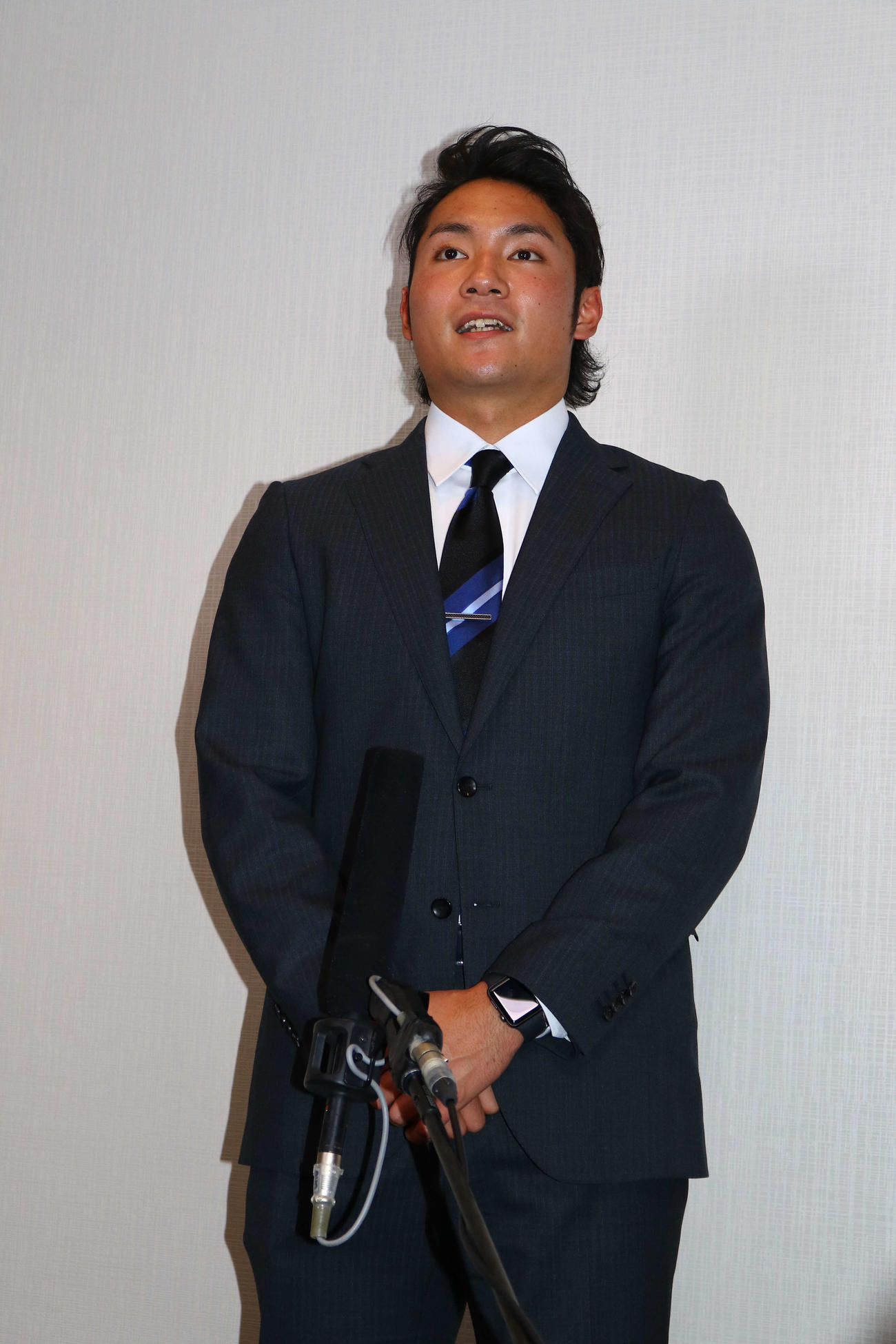 球団と本契約し、取材に臨む日本ハムドラフト1位の伊藤（代表撮影）