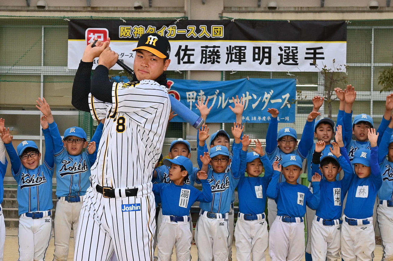 小学校時代に所属した甲東ブルーサンダースナインに鋭いスイングを披露した阪神佐藤輝（撮影・上田博志）