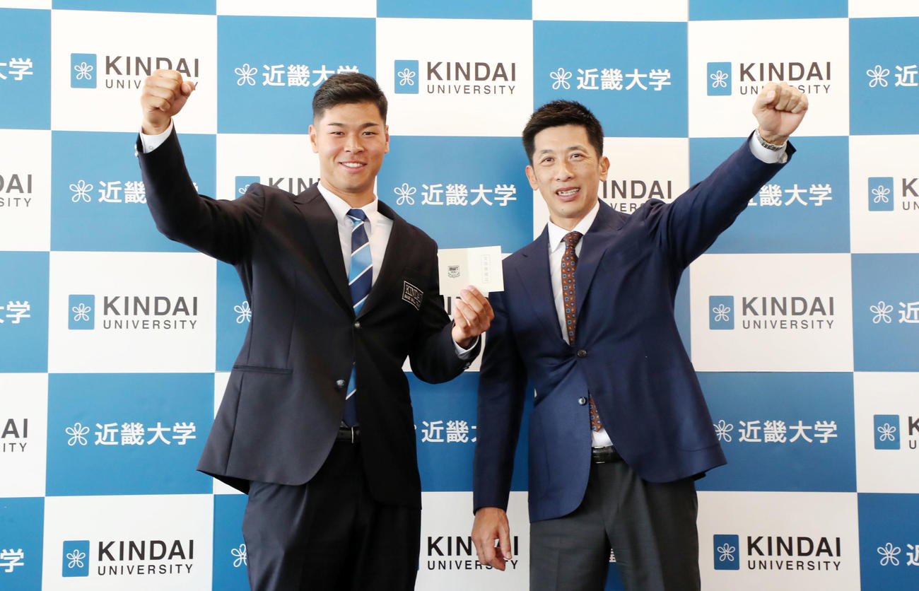 指名あいさつを終え、矢野監督（右）と近大・佐藤輝は「矢野ガッツ」を披露する（2020年10月27日撮影）
