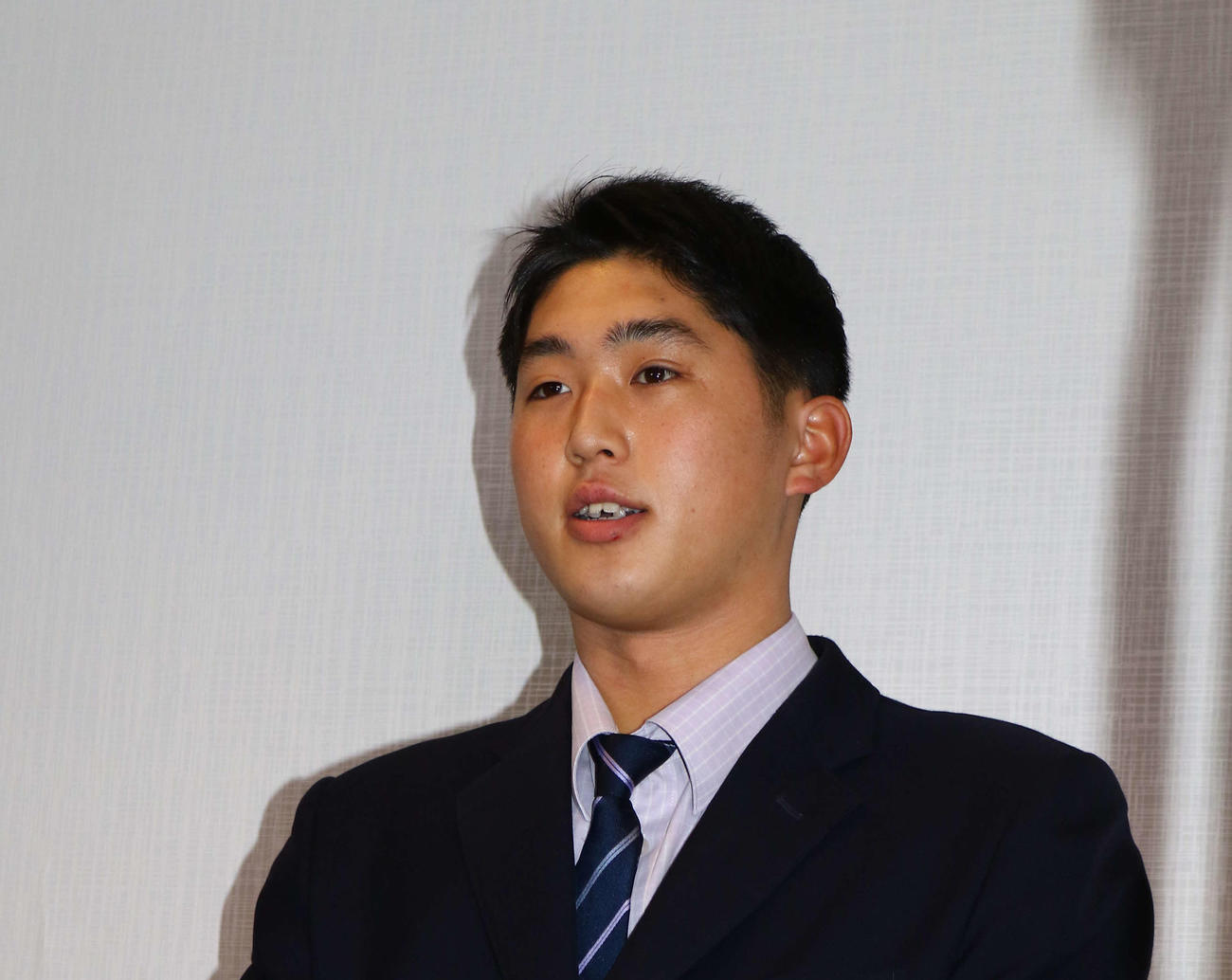 球団と本契約し、取材に臨む日本ハム育成1位の松本（代表撮影）