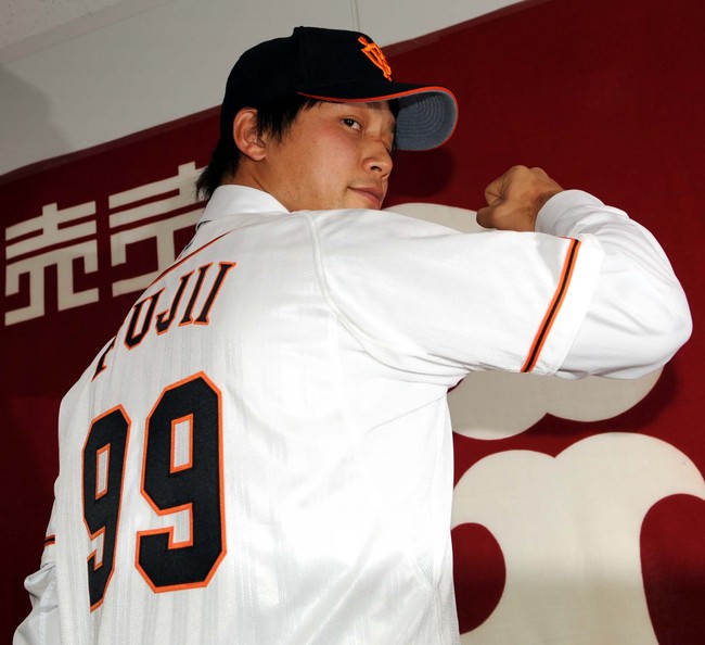 2009年12月8日、巨人への入団を発表した藤井秀悟は背番号「99」のユニホーム姿を披露