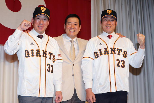2014年12月8日、巨人入団が決まり、原辰徳監督（中央）と笑顔でガッツポーズを見せる金城龍彦（左）と相川亮二