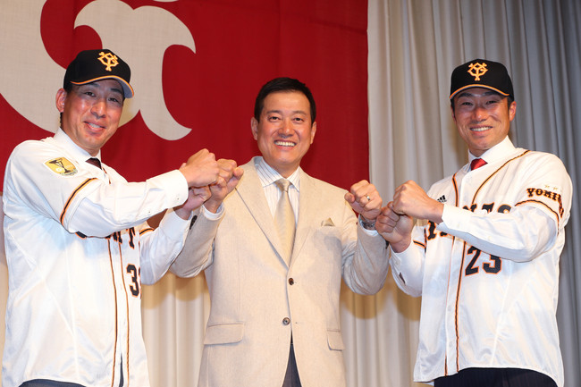 2014年12月8日、巨人入団が決まり、原辰徳監督（中央）と笑顔でグータッチする金城龍彦（左）と相川亮二
