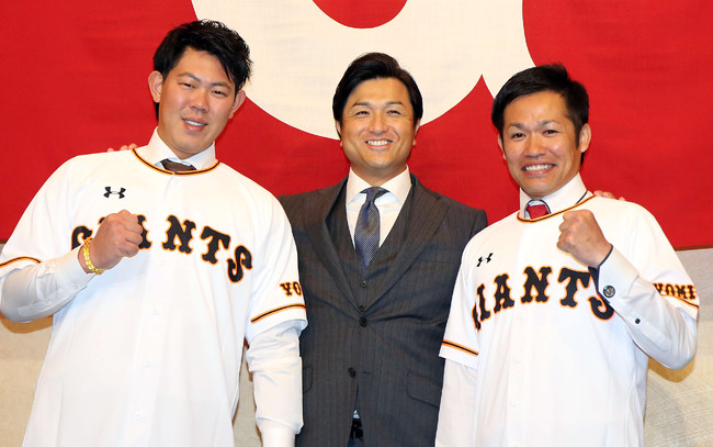 20016年12月5日、巨人入団会見の記念撮影で高橋由伸監督（中央）を中心に、笑顔で記念撮影する山口俊（左）と森福允彦