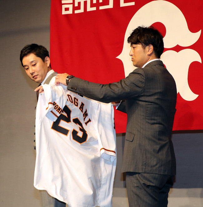 2017年12月4日、巨人入団が決まり、高橋由伸監督（右）から23番のユニホームを着せてもらう野上亮磨