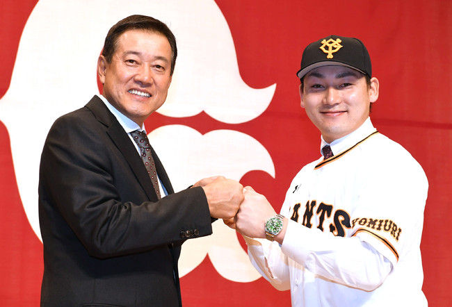 2018年12月11日、入団会見で丸佳浩（右）は原辰徳監督とグータッチ