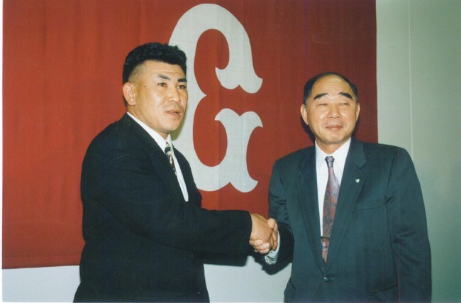 1995年11月27日、巨人入団発表で保科球団代表と握手する河野博文