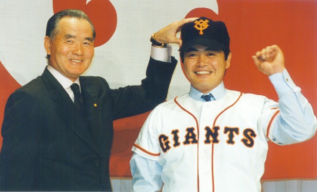1999年12月14日、入団発表で長嶋茂雄監督から巨人の帽子をかぶせてもらう工藤公康