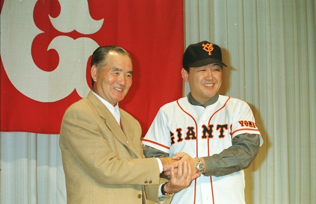 1999年12月6日、巨人入団発表で長嶋茂雄監督と握手する江藤智