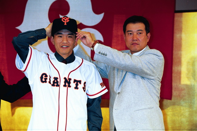 2001年11月22日、入団発表で原辰徳監督から巨人の帽子をかぶせてもらう前田幸長