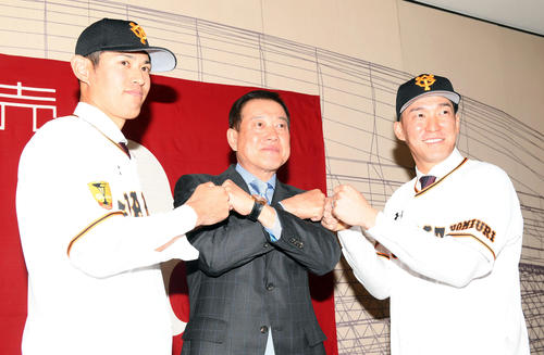 巨人の入団会見で原監督(中央)と笑顔を見せる井納翔(左)と梶谷(撮影・たえ見朱実)