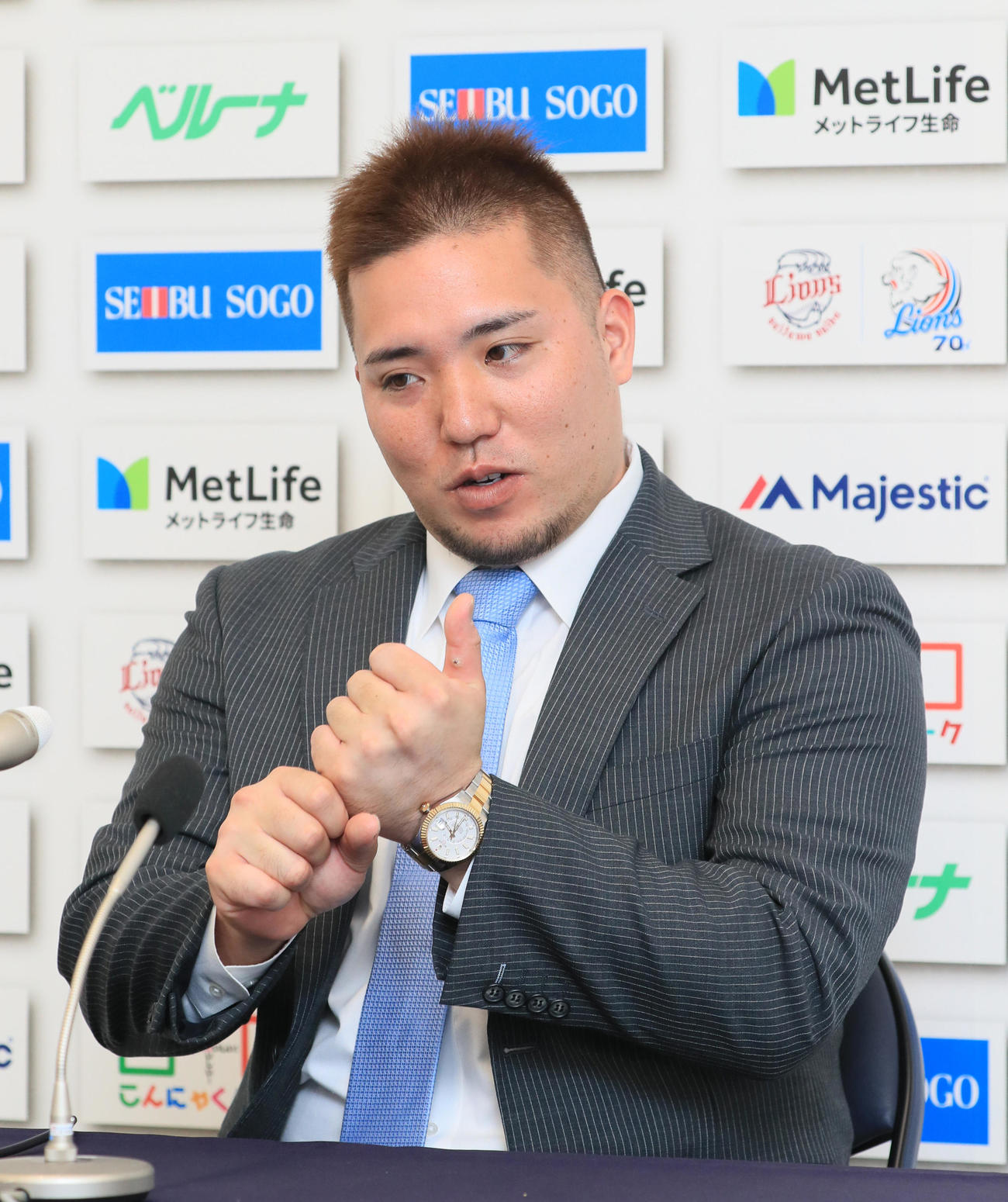 契約更改を終えて会見する西武山川（代表撮影）