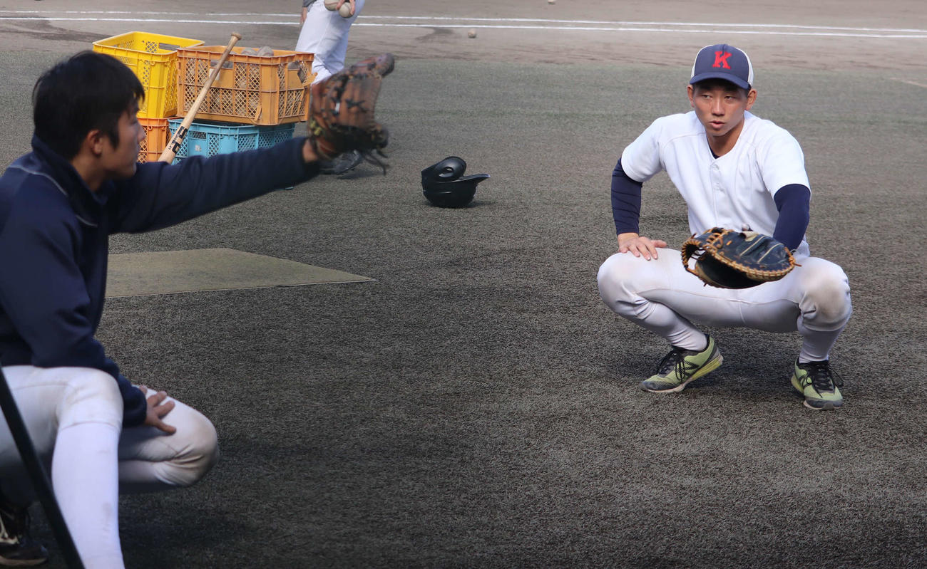 練習中、後輩捕手を指導する慶大・福井（撮影・湯本勝大）