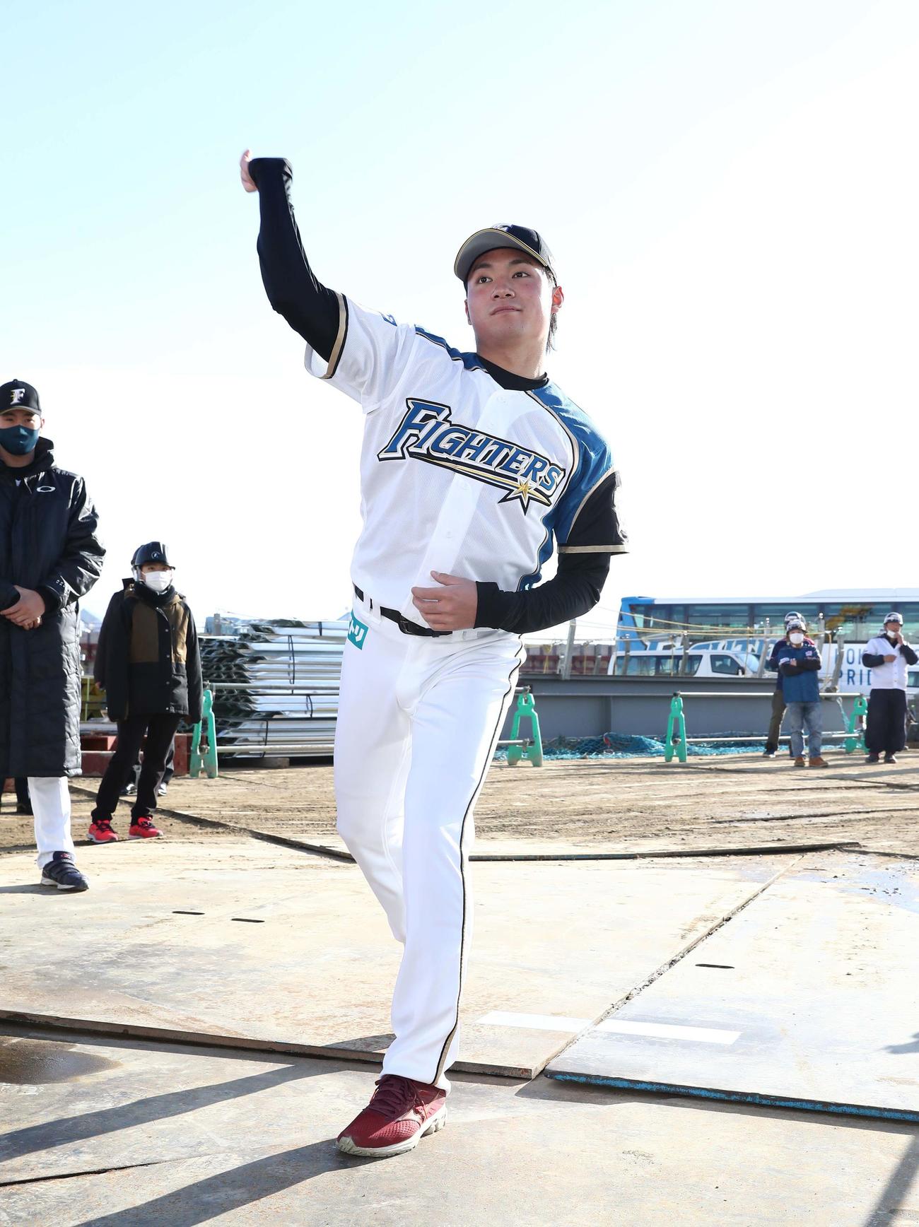 建設中の新球場のマウンド付近でシャドーピッチングする日本ハム新入団の伊藤（撮影・黒川智章）