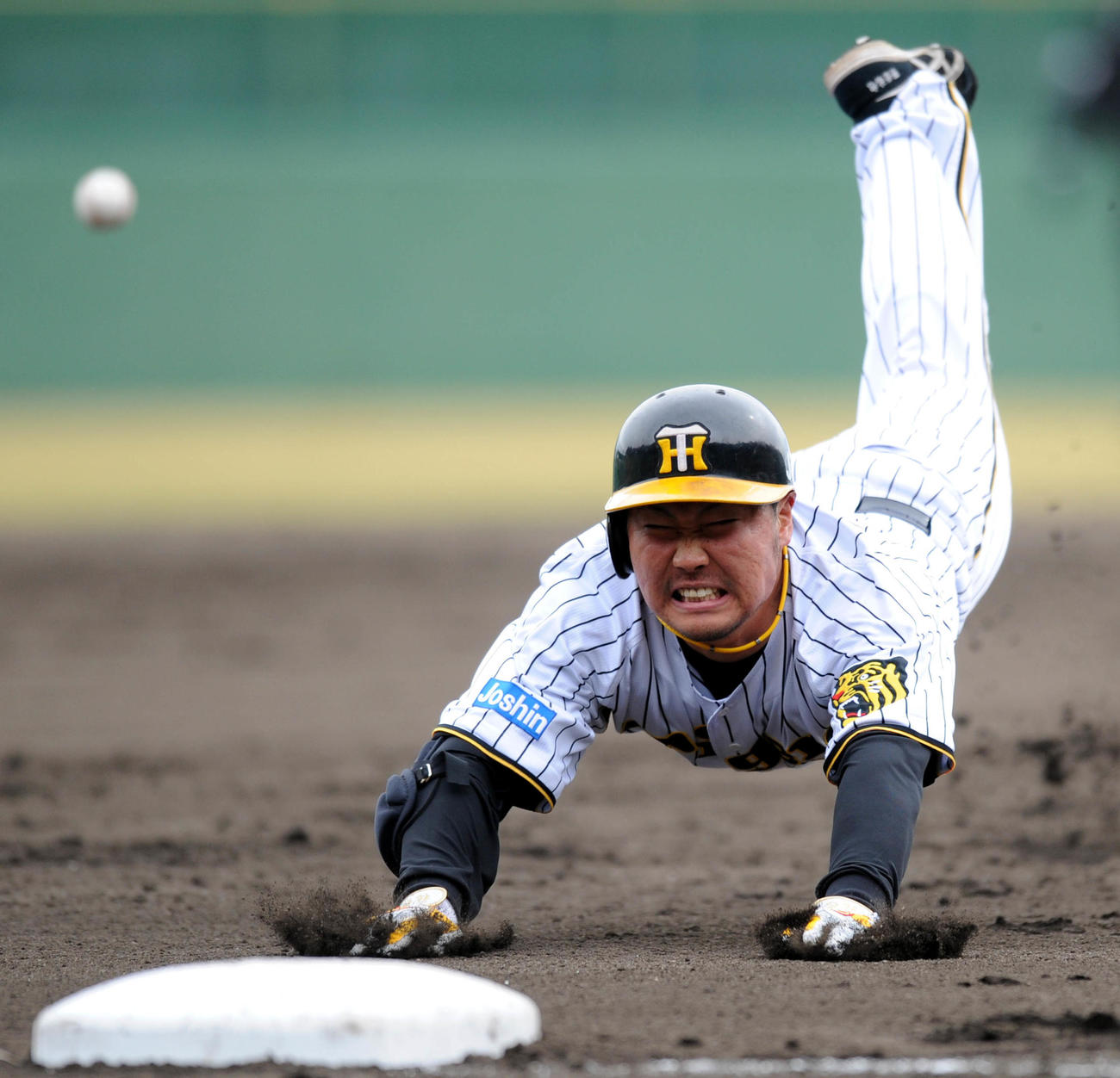 三塁打を放ちすべり込む阪神野原祐也（2011年2月20日撮影）
